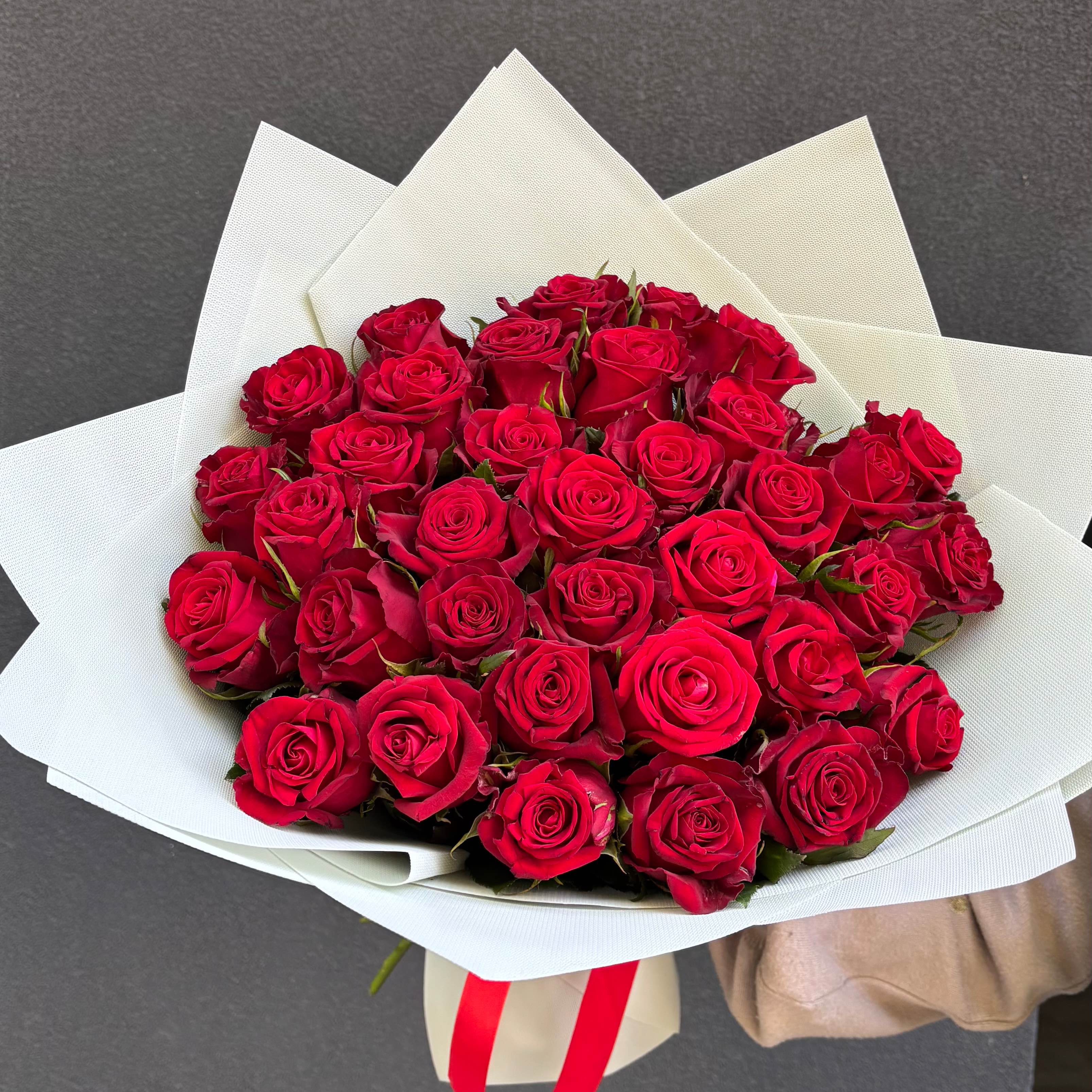 Букет із 35 червоних троянд Con Amore