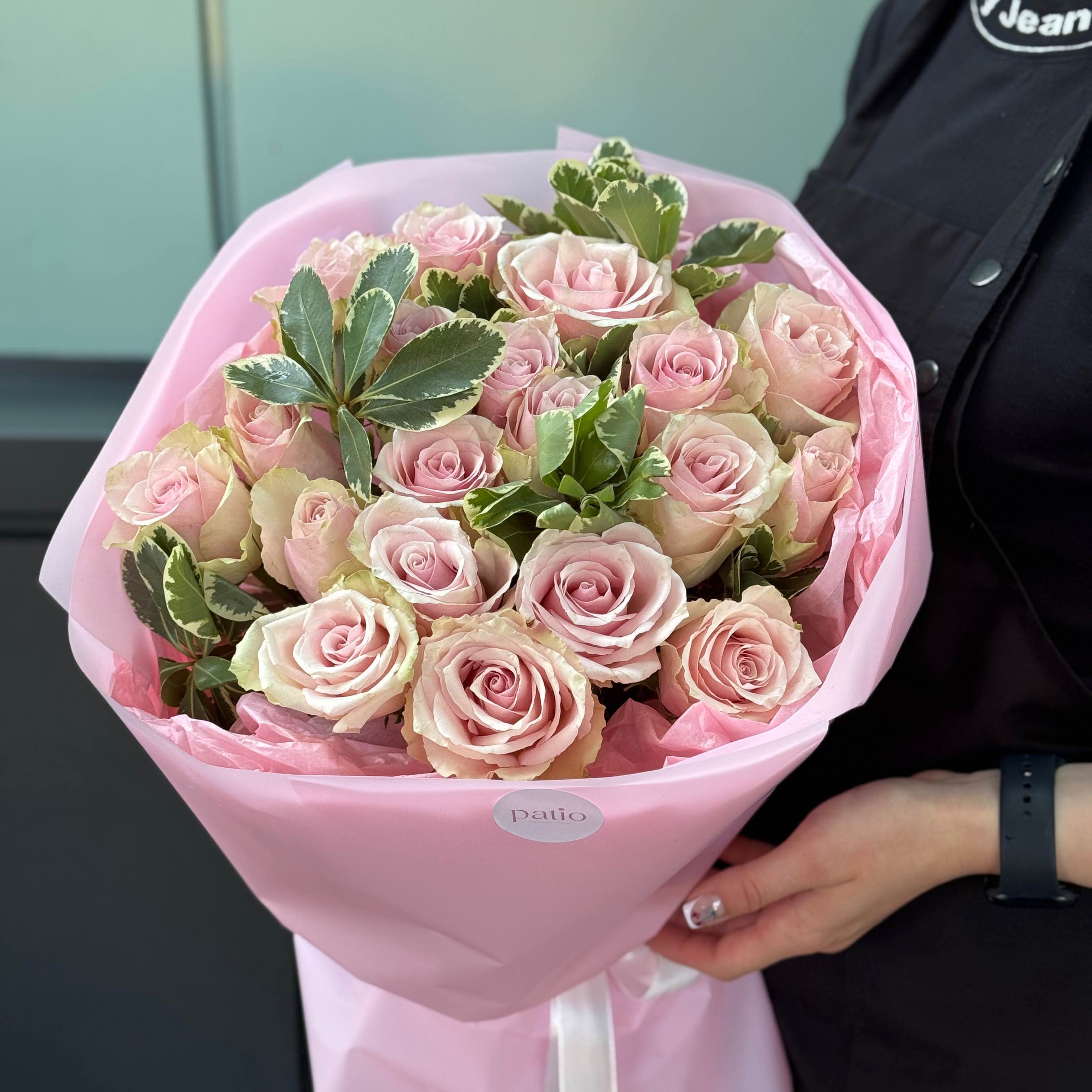 19 рожевих троянд з евкаліптом #1219