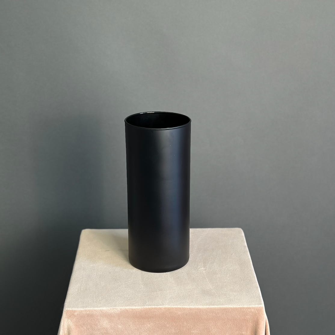 Ваза циліндр чорна