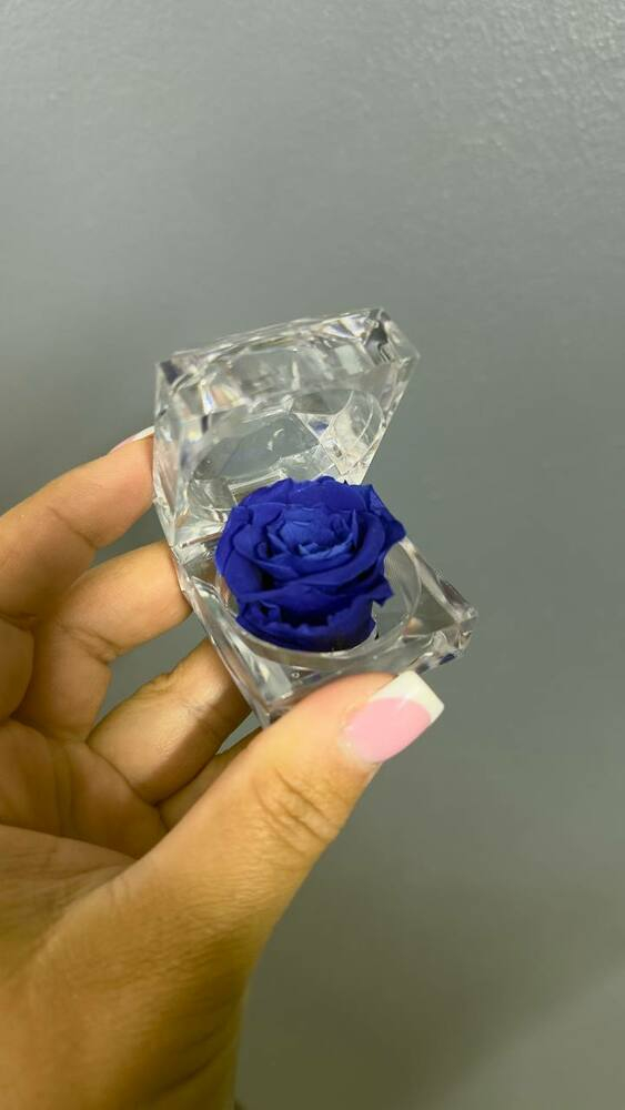 Стабилизированная синяя роза в акриловом граненном боксе