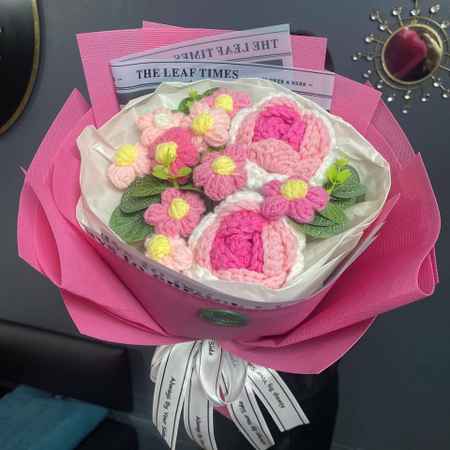 Букет из вязаных роз розовый