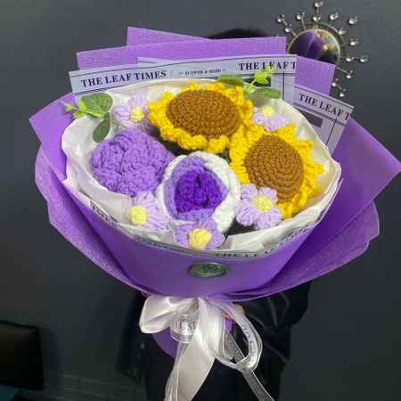 Букет из вязаных цветов в фиолетовом оформлении