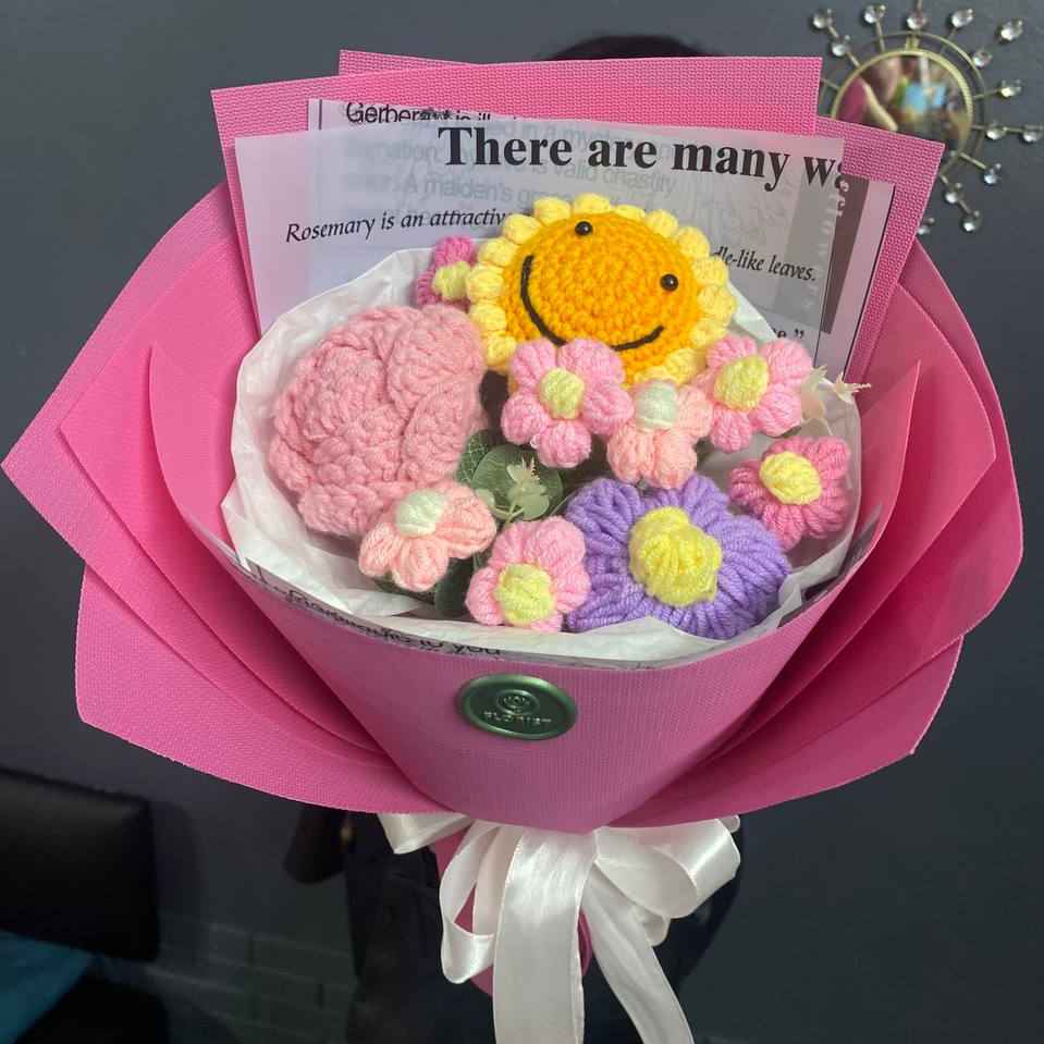Вязаный букет в розовом оформлении