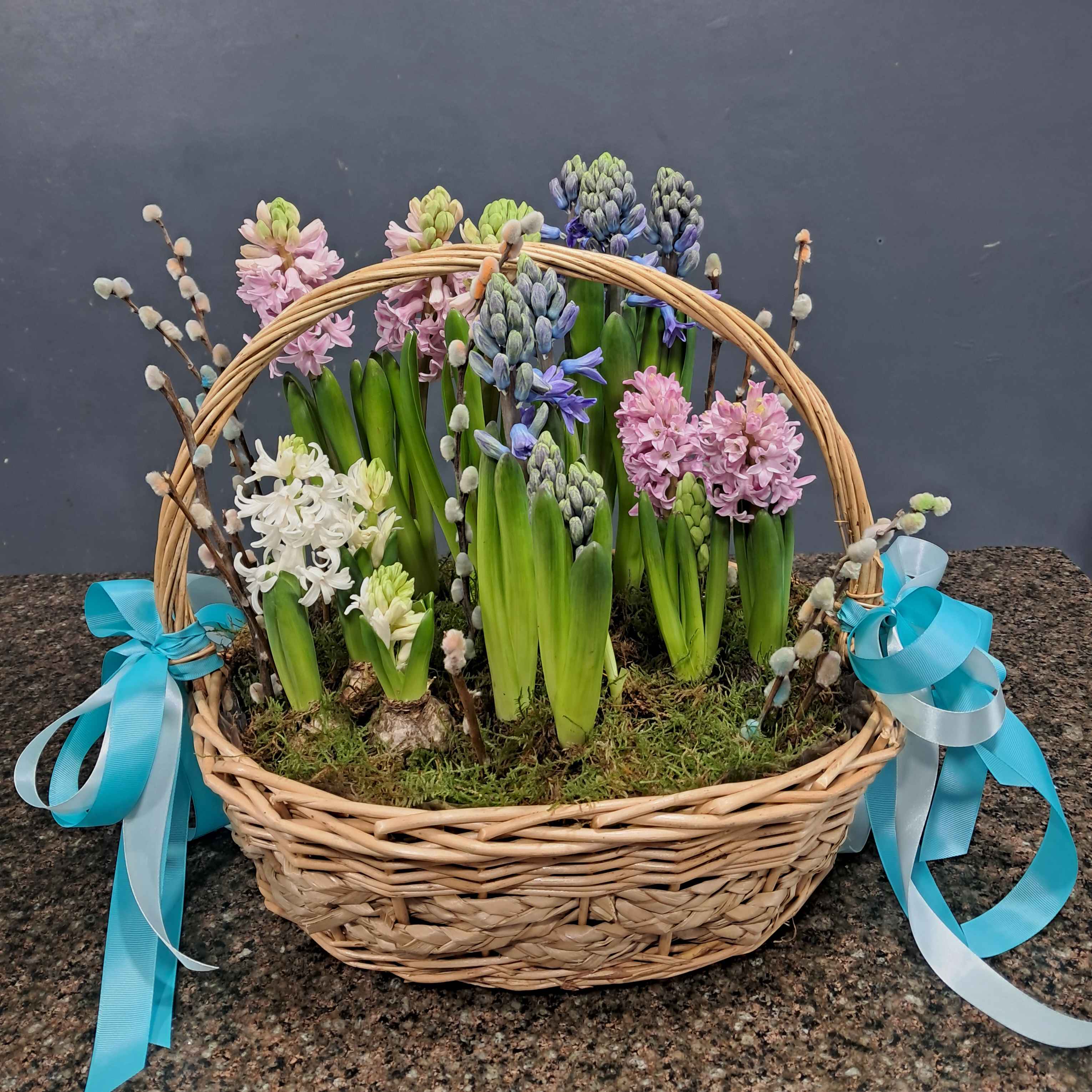 Большая корзина с гиацинтами и мхом