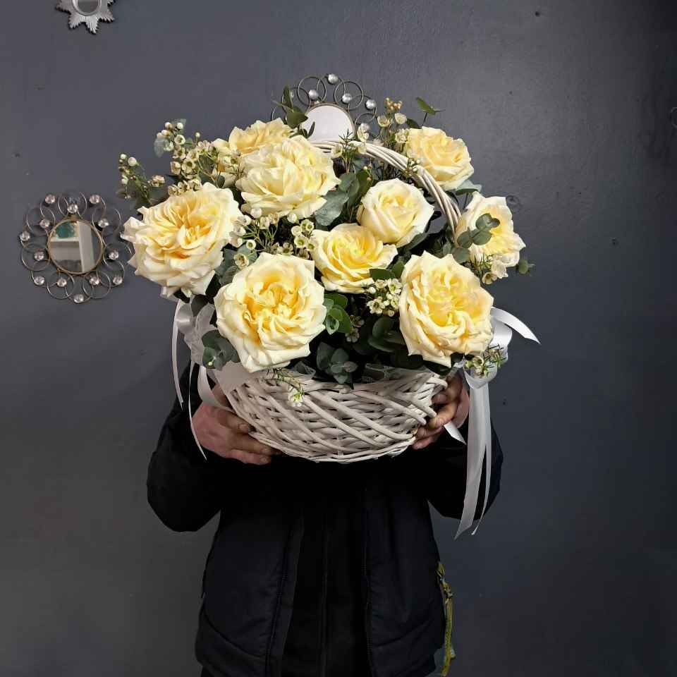 Корзина с пионовидной розой