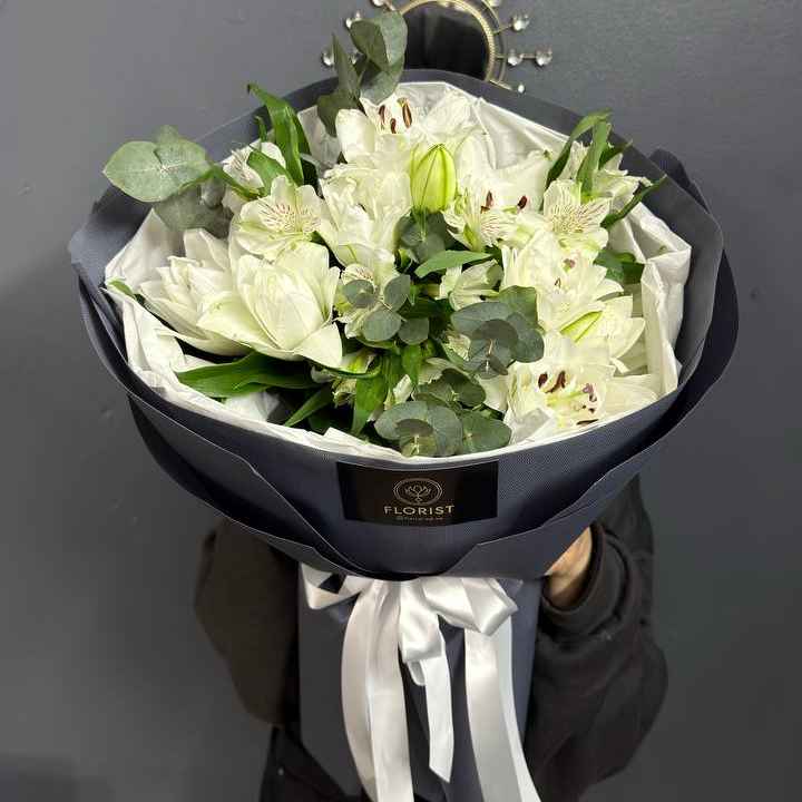 Букет с лилиями и альстромерией