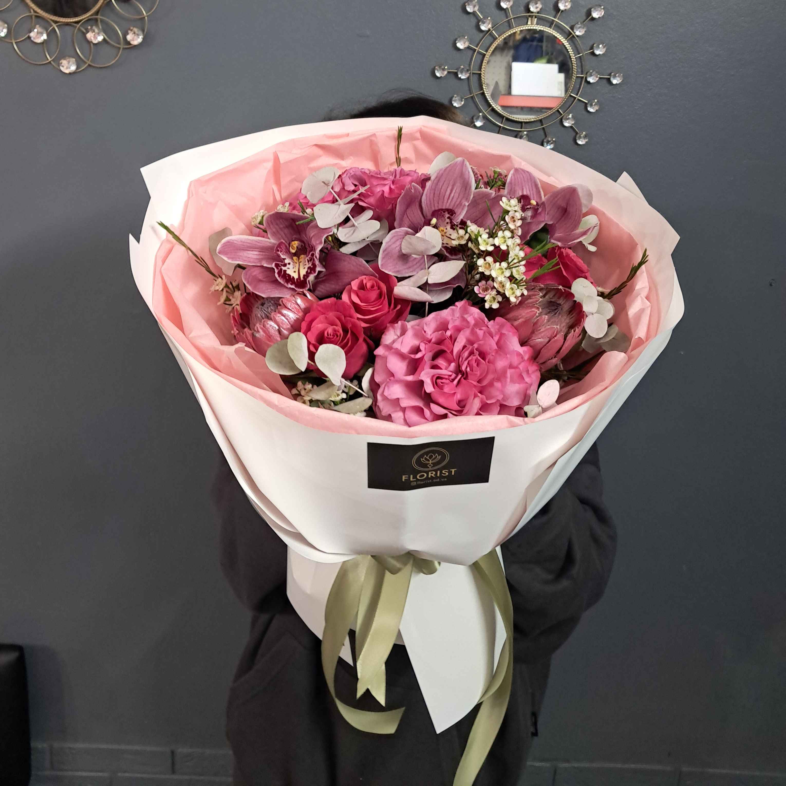 Букет с протеей розами и орхидеями