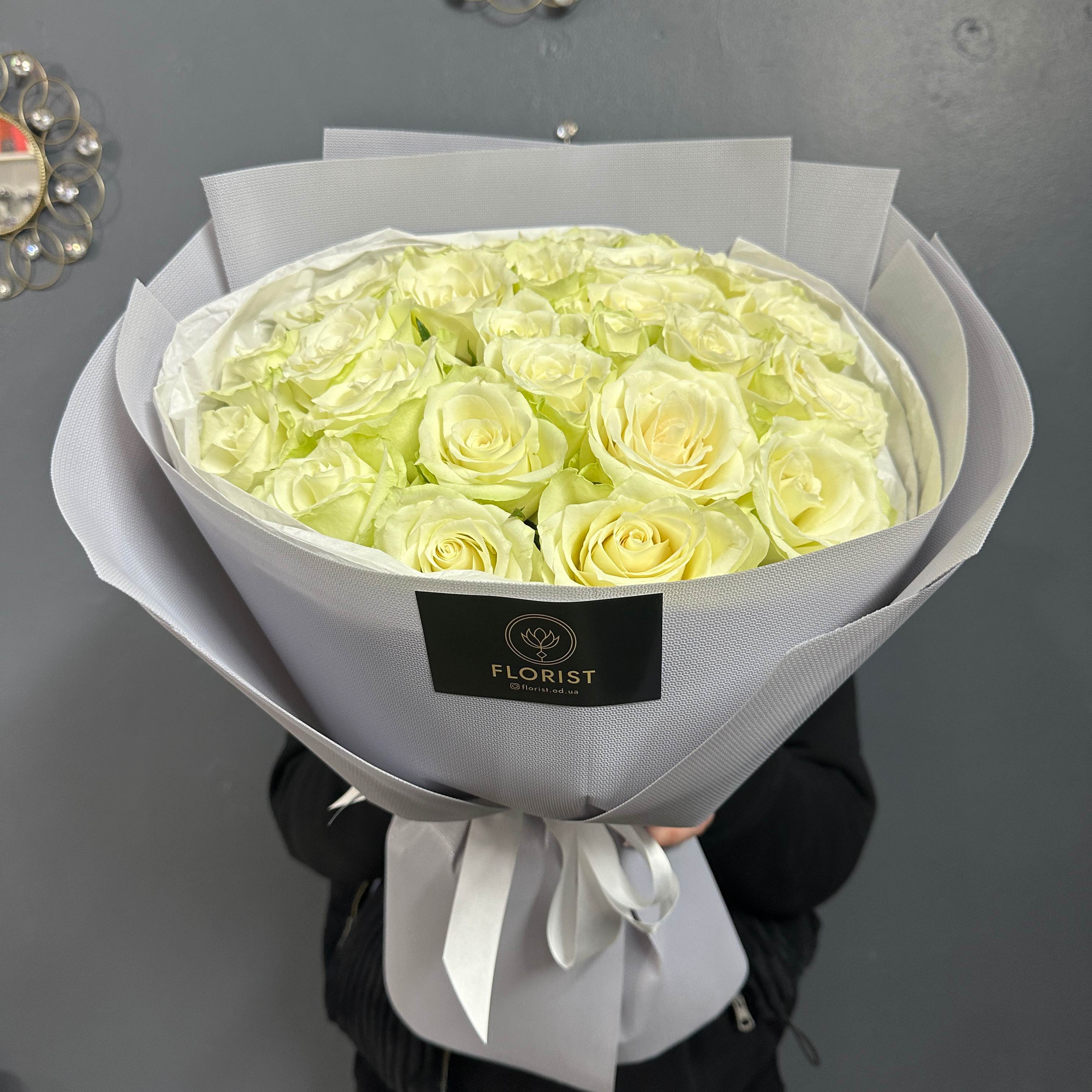 Букет из 25 белых роз 