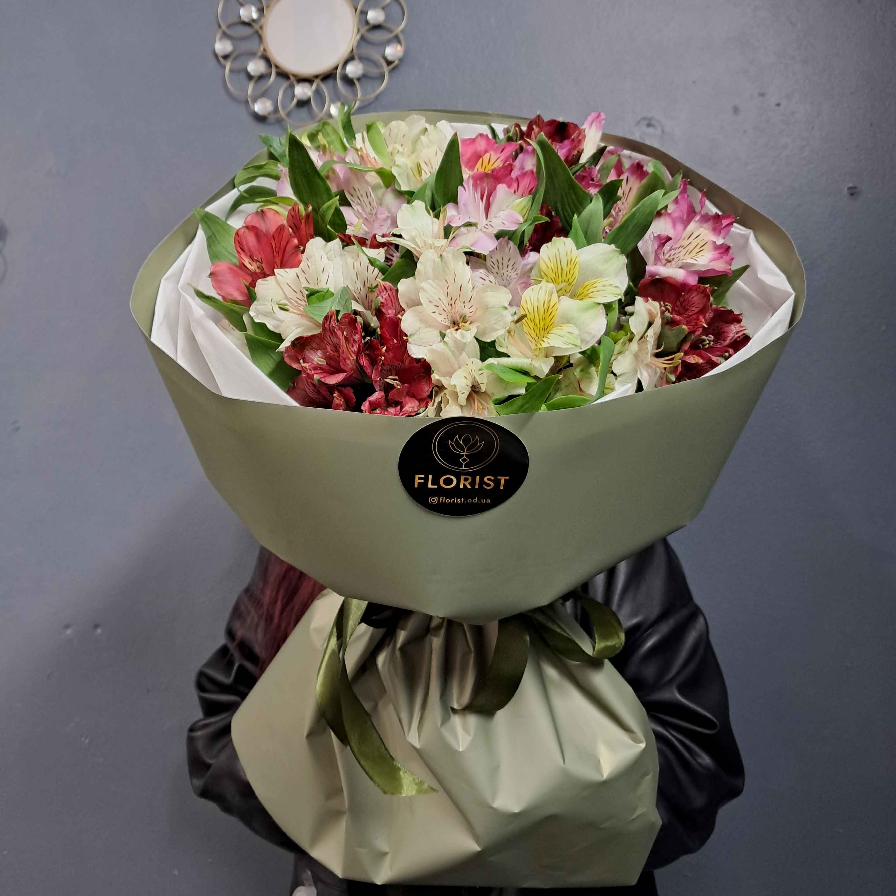 Букет из ярких альстромерий