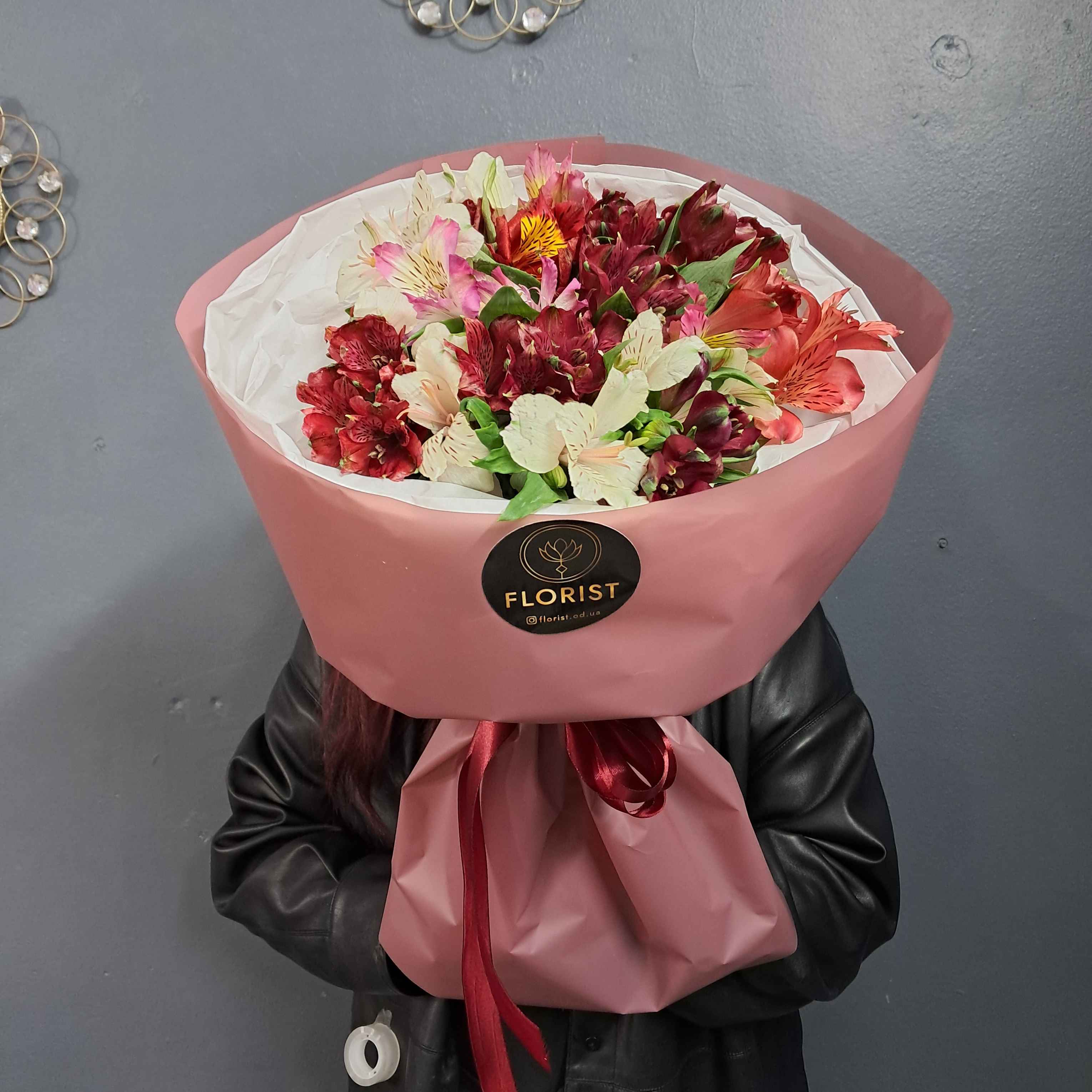 Яркий букет из альстромерий