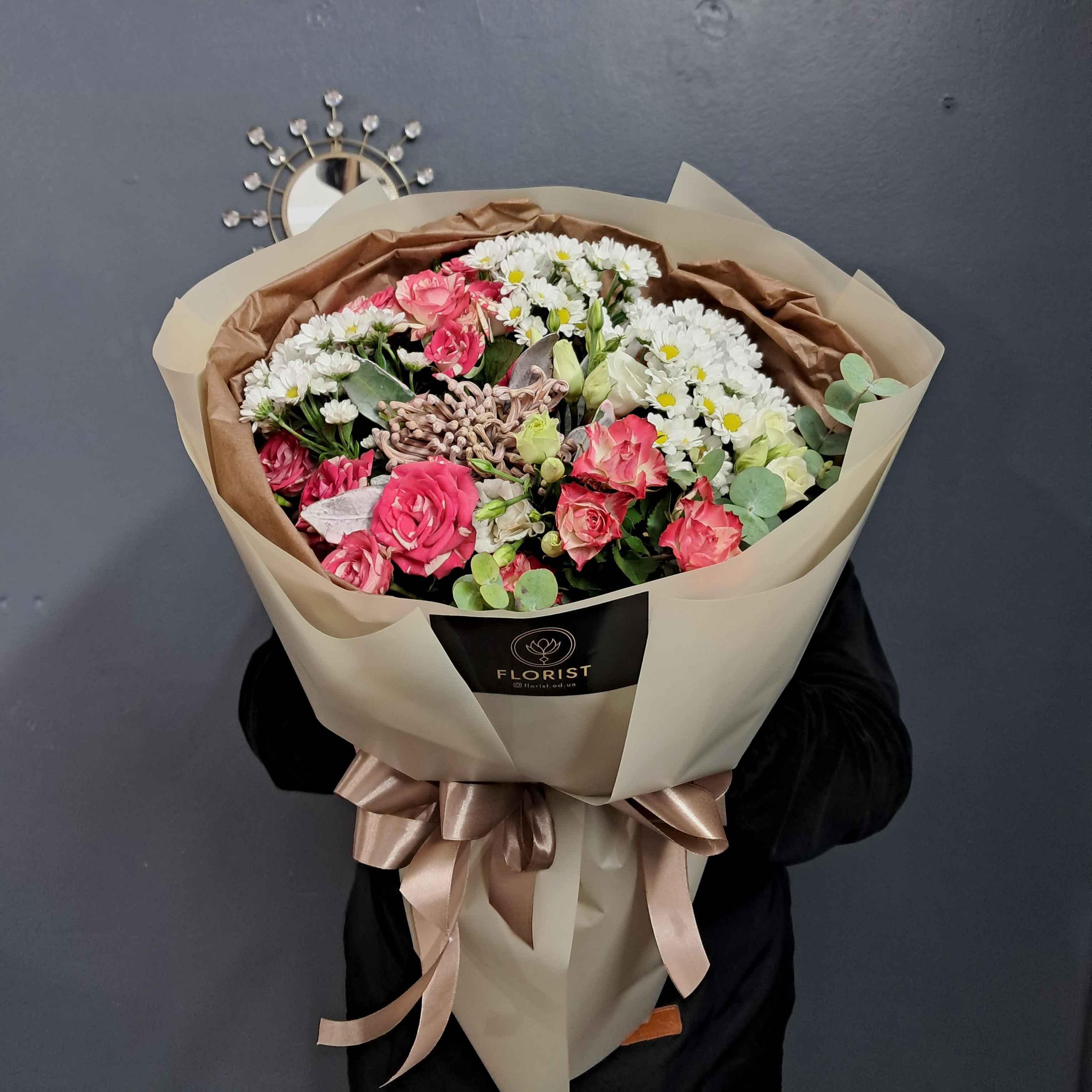 Букет с протеей розами и ромашкой