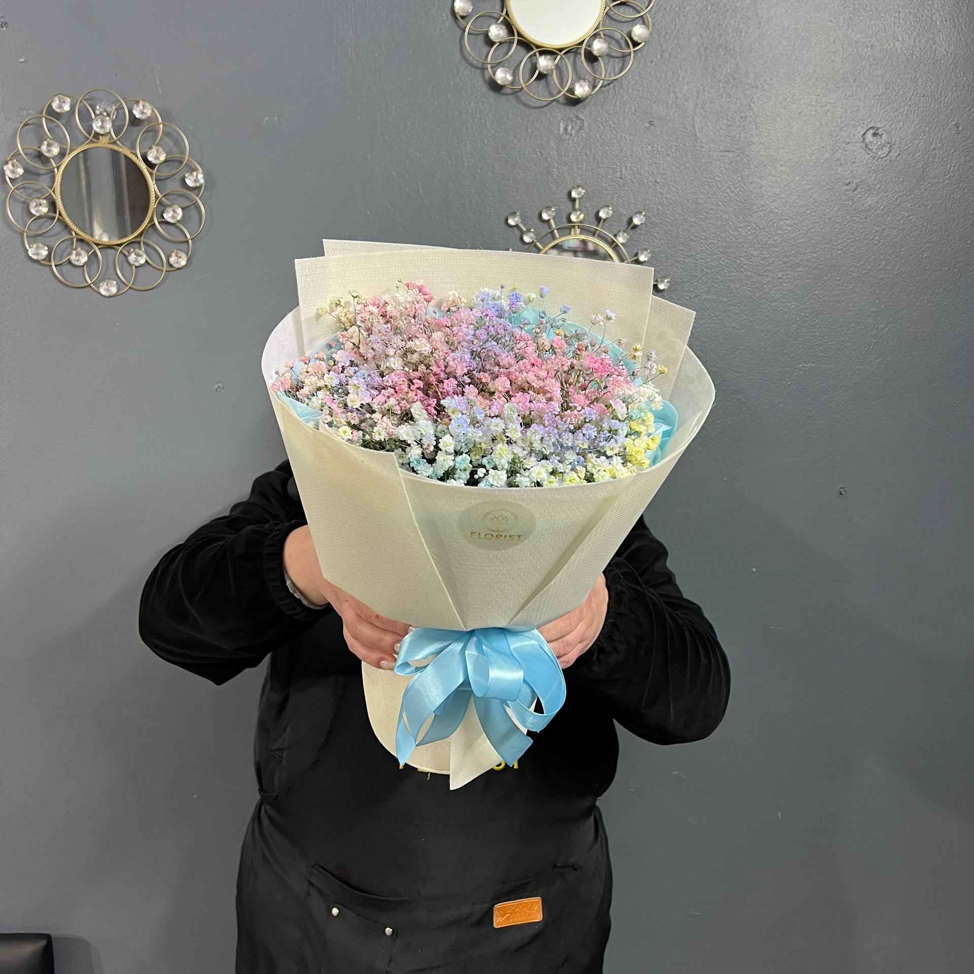 Букет комплимент из радужной гипсофилы