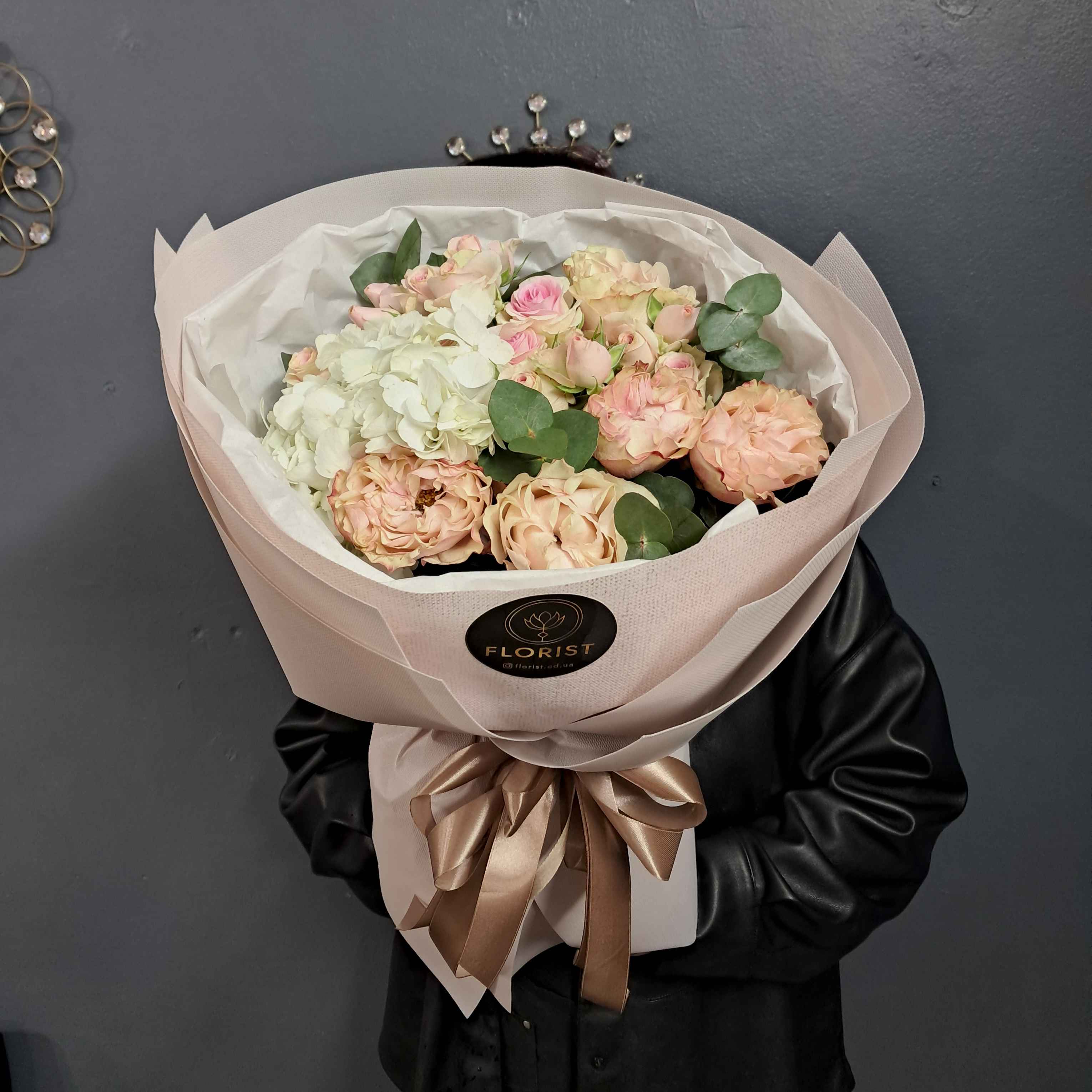 Букет из гортензии и роз