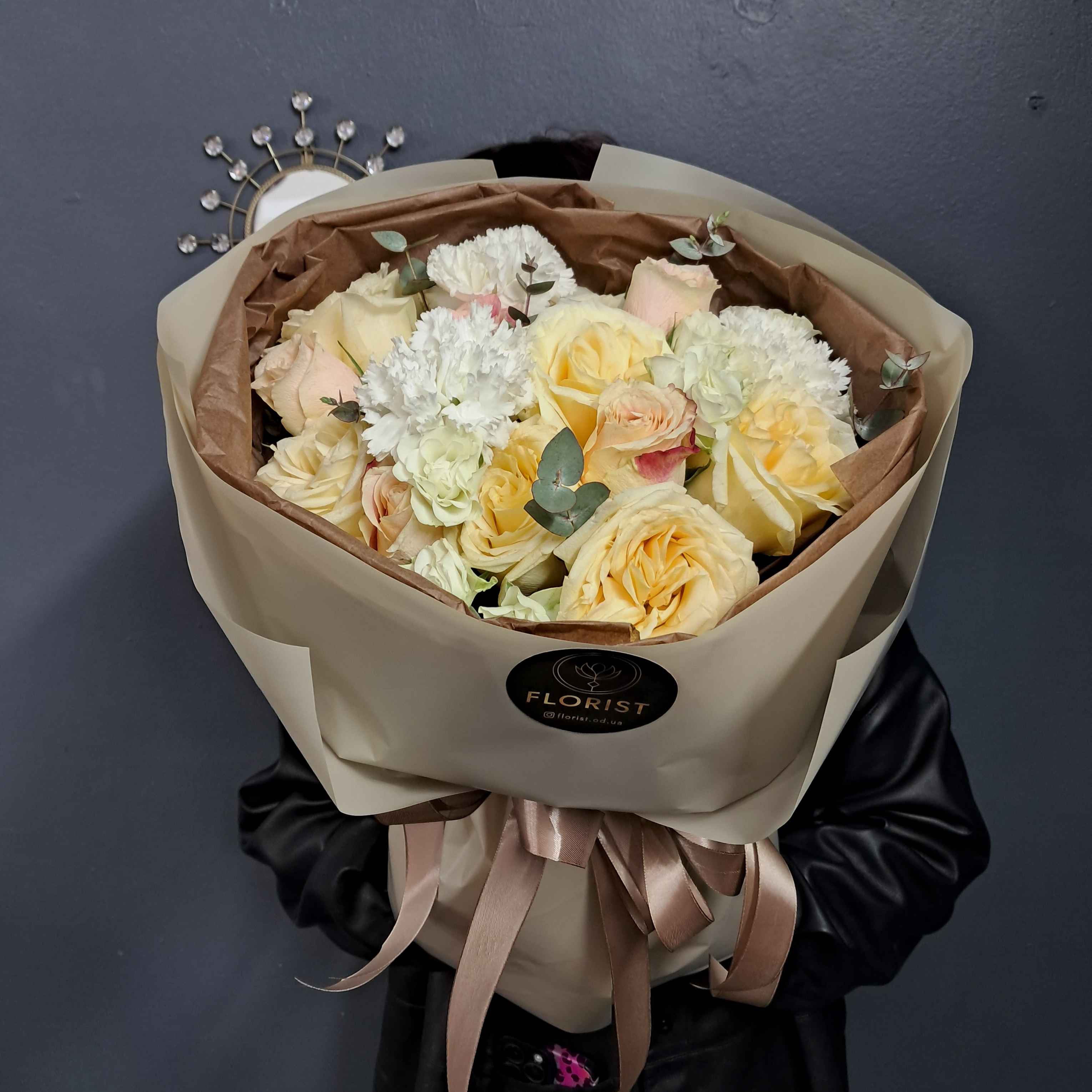 Букет из роз и гвоздик