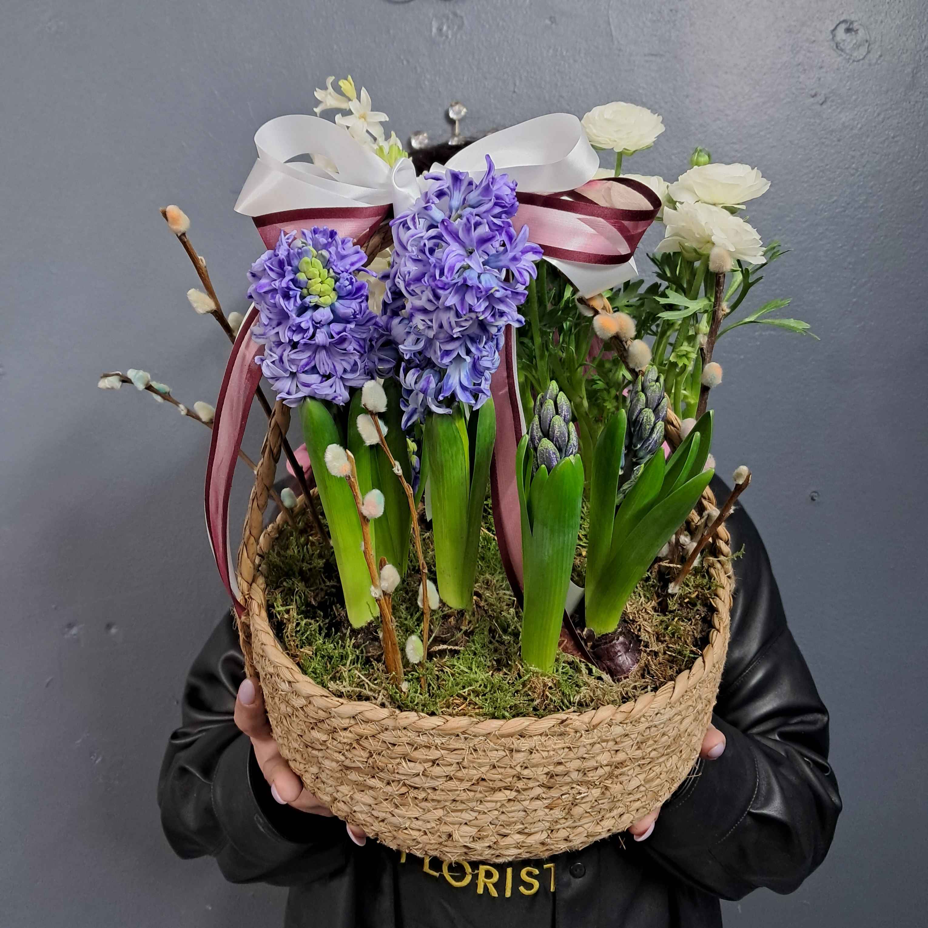 Пасхальная корзина с гиацинтами