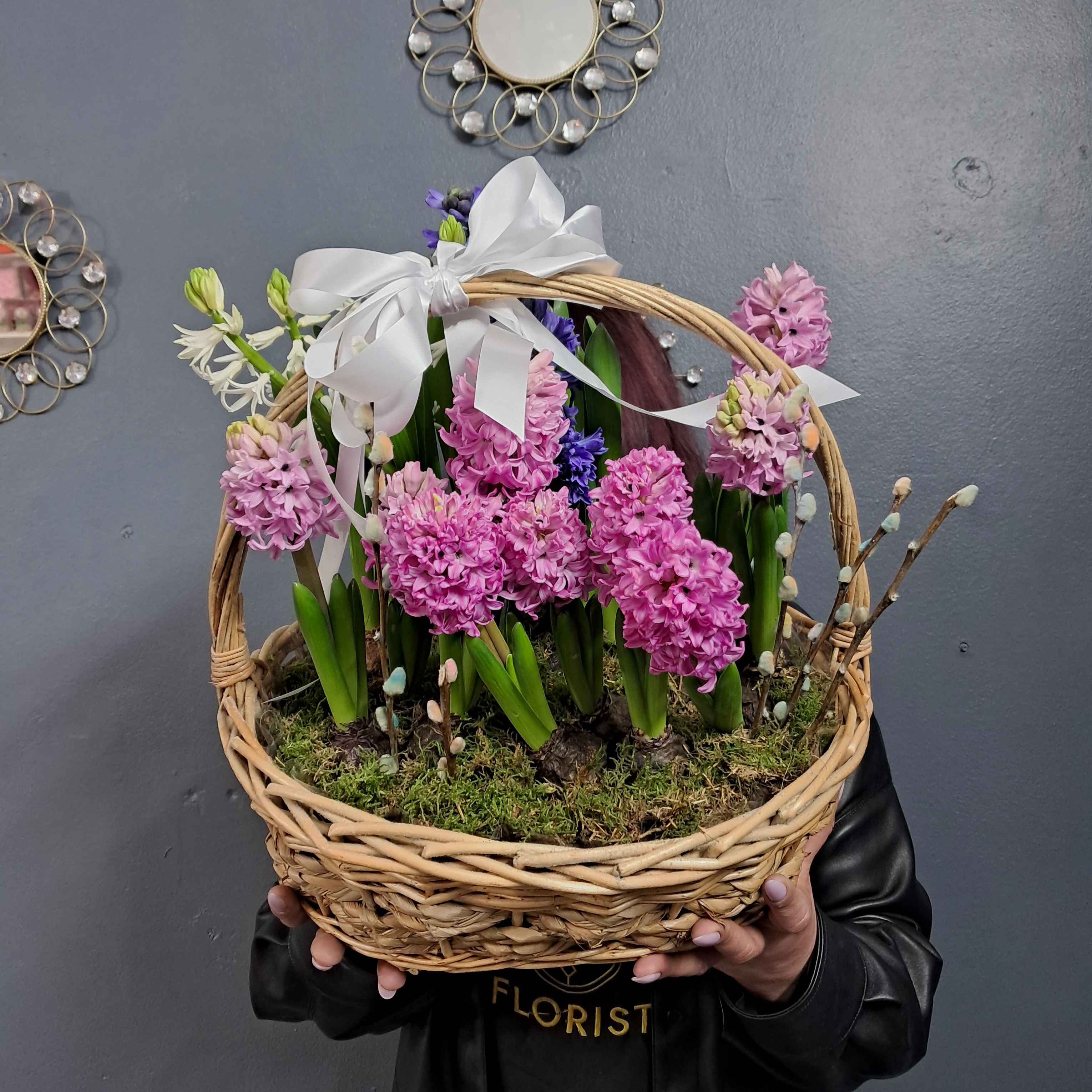 Корзина с весенним гиацинтом